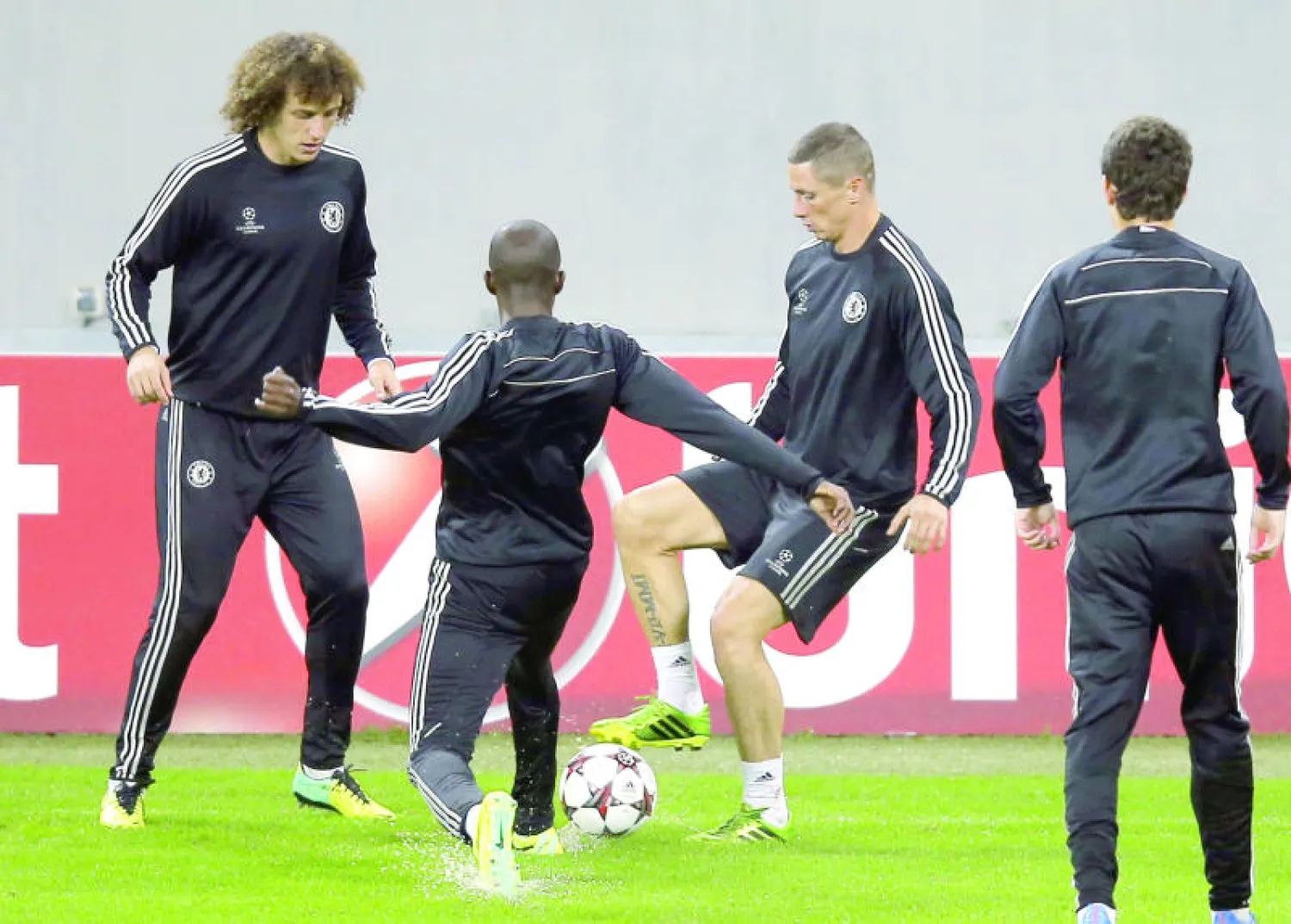 مورينهو وبيليغريني يصطدمان في موقعة نارية بين تشيلسي ومانشستر سيتي