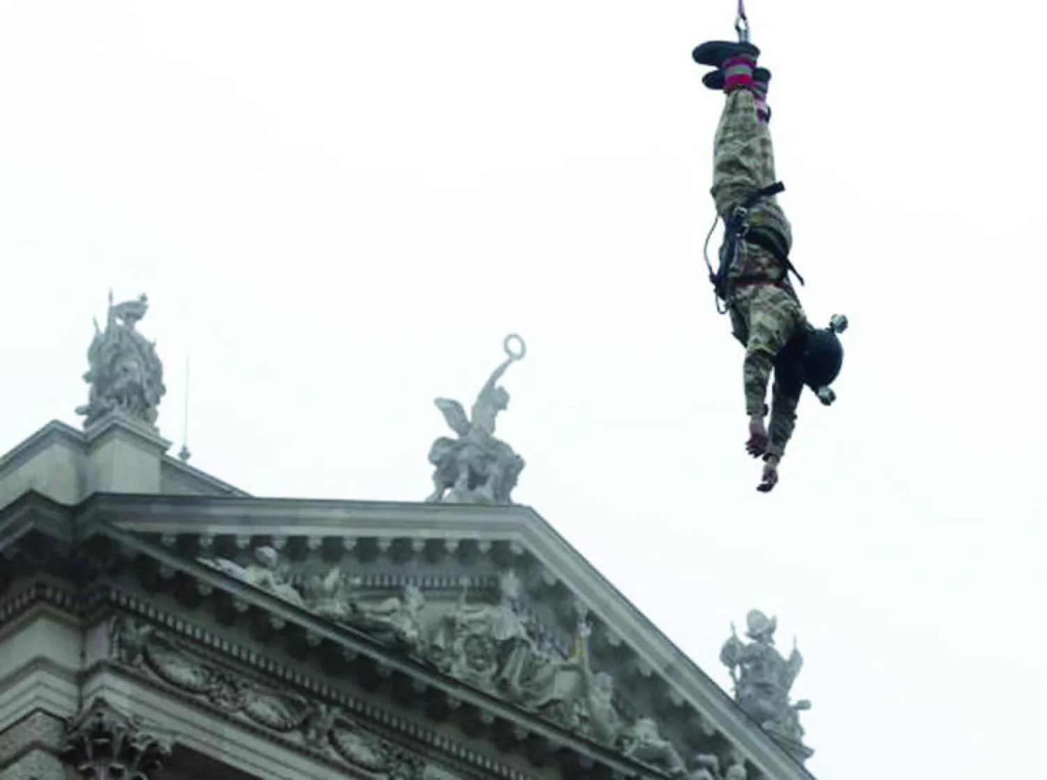 جندي نمساوي يقفز عن ارتفاع نحو 200 متر في العيد الوطني لبلاده