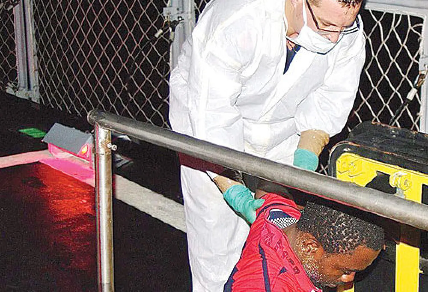 انزال احد المهاجرين الذين جرى انقاذهم في جزيرة لامبيدوزا في ايطاليا في ساعة مبكرة من صباح أمس (إ.ب. ا)