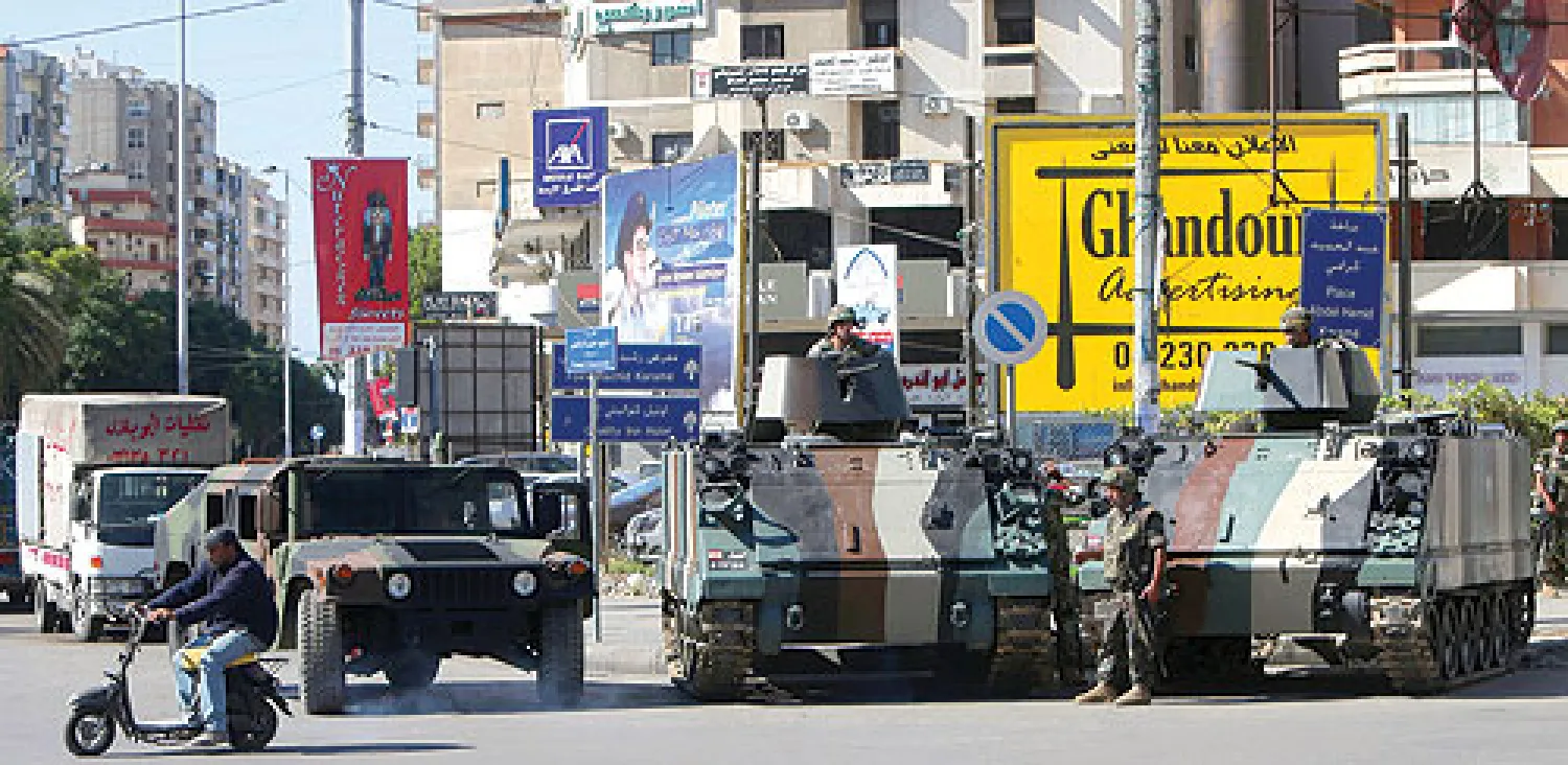 عناصر من الجيش اللبناني بدوار النور بطرابلس أمس (أ.ف.ب)