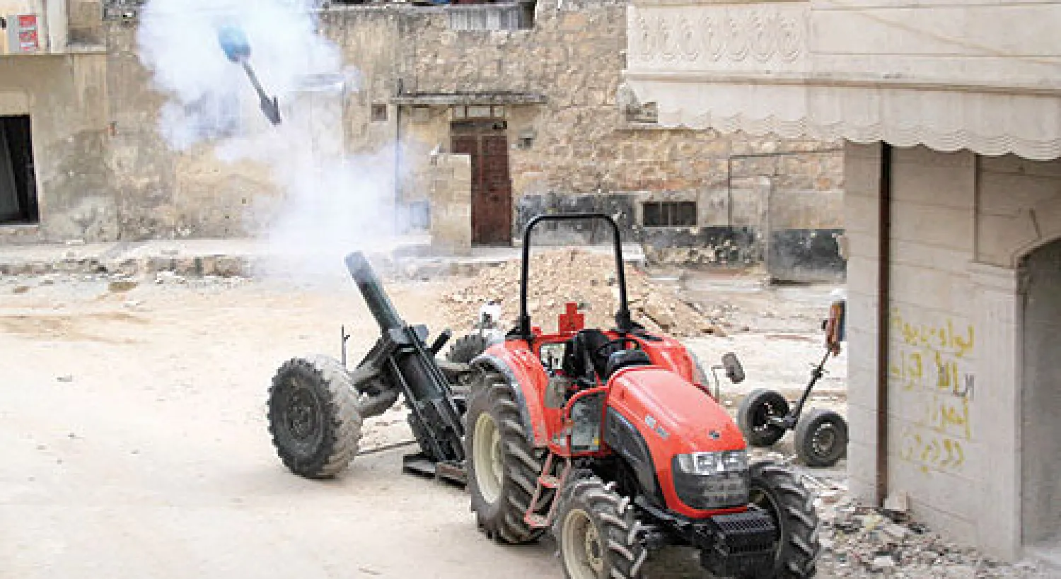 أسلحة من صنع عناصر الجيش السوري الحر تقصف مقرا لقوات النظام السورية بالأشرفية بحلب أمس (رويترز)