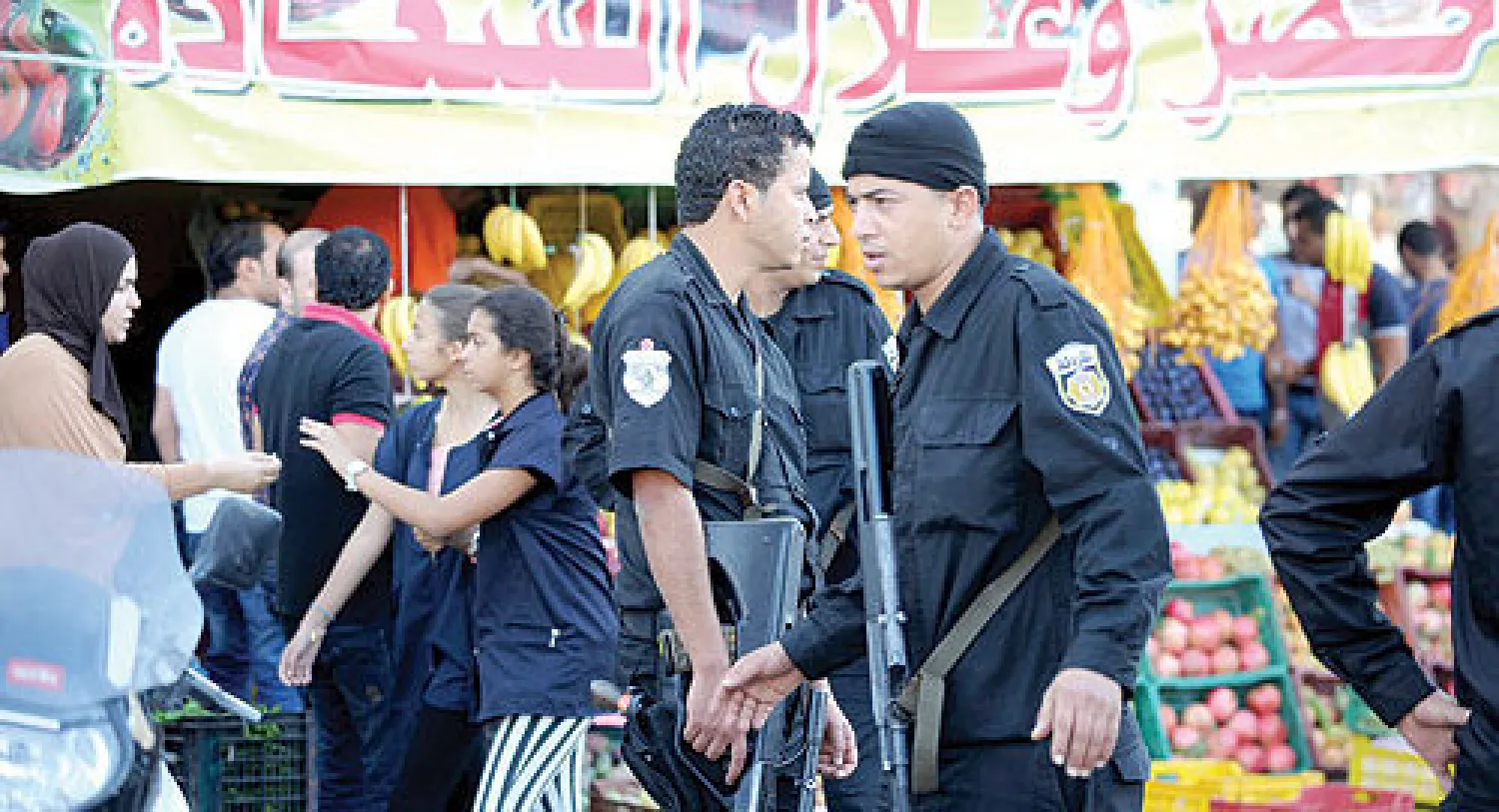 عناصر أمن تونسيون يجوبون شارع حي النصر الذي وقعت فيه اشتباكات بين قوات الأمن و«إرهابيين» بتونس العاصمة أمس (أ.ف.ب)