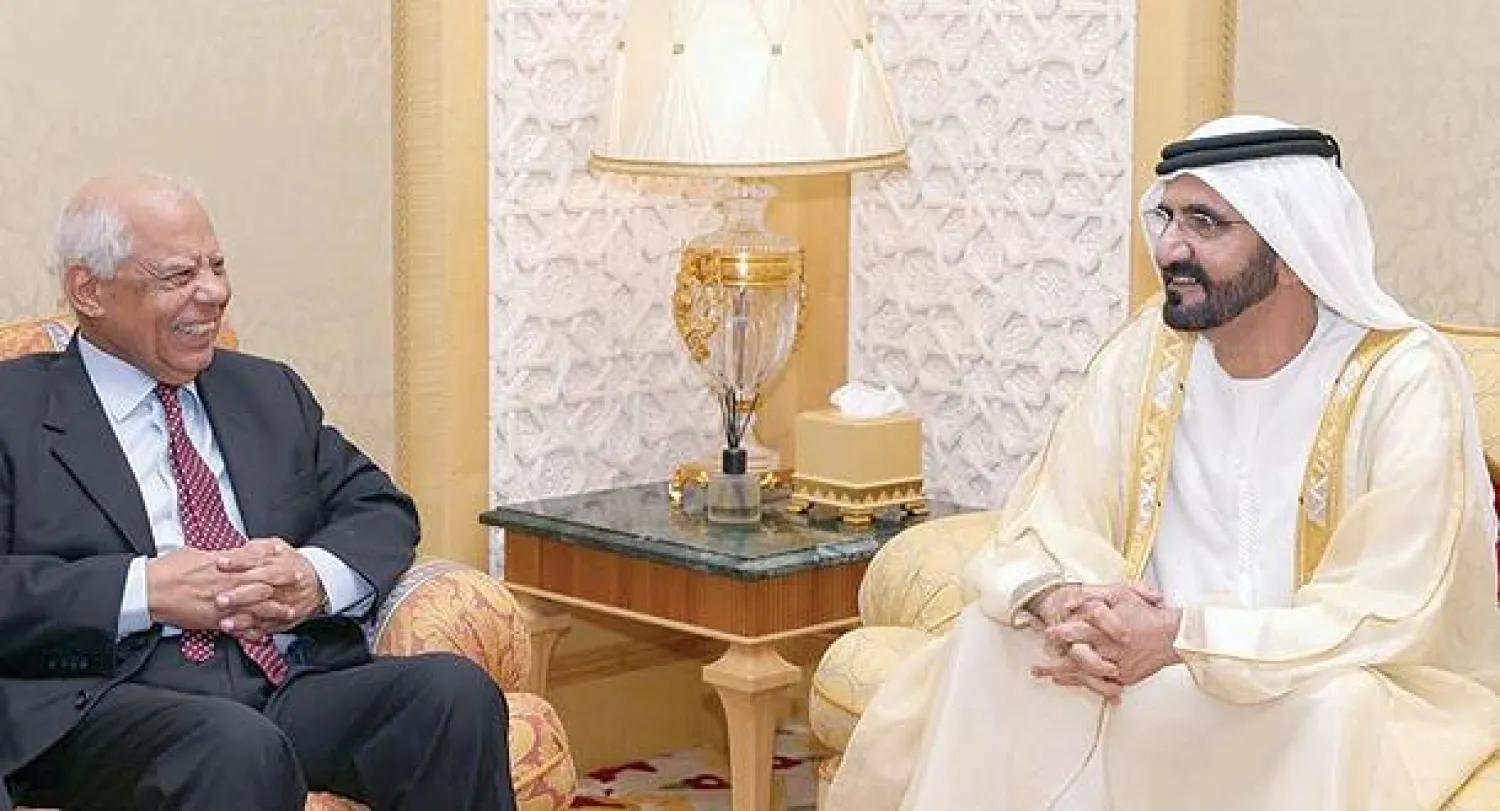 الشيخ محمد بن راشد والدكتور حازم الببلاوي خلال لقائهما في دبي («الشرق الأوسط»)