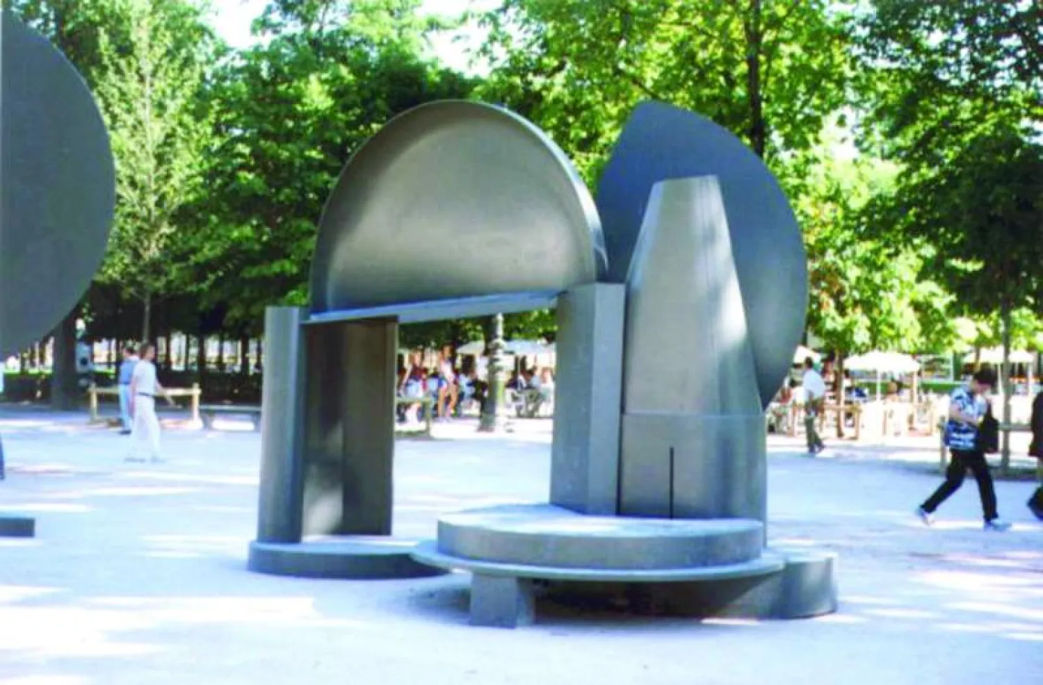 وفاة السير أنتوني كارو النحات البريطاني الذي تحدى ورفض الأنماط السابقة في النحت