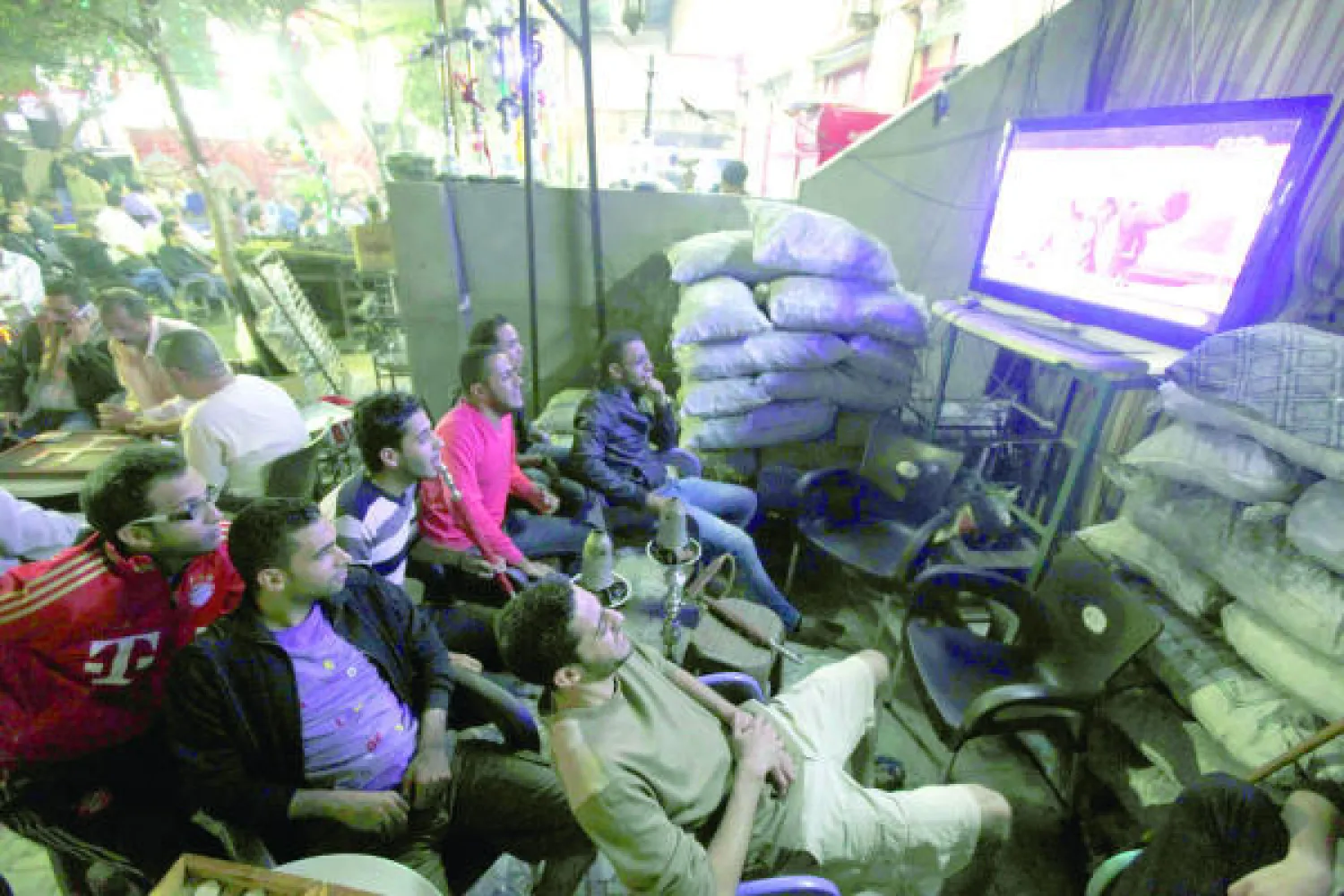 باسم يوسف يعود إلى الشاشة في مصر ويثير جدلا سياسيا