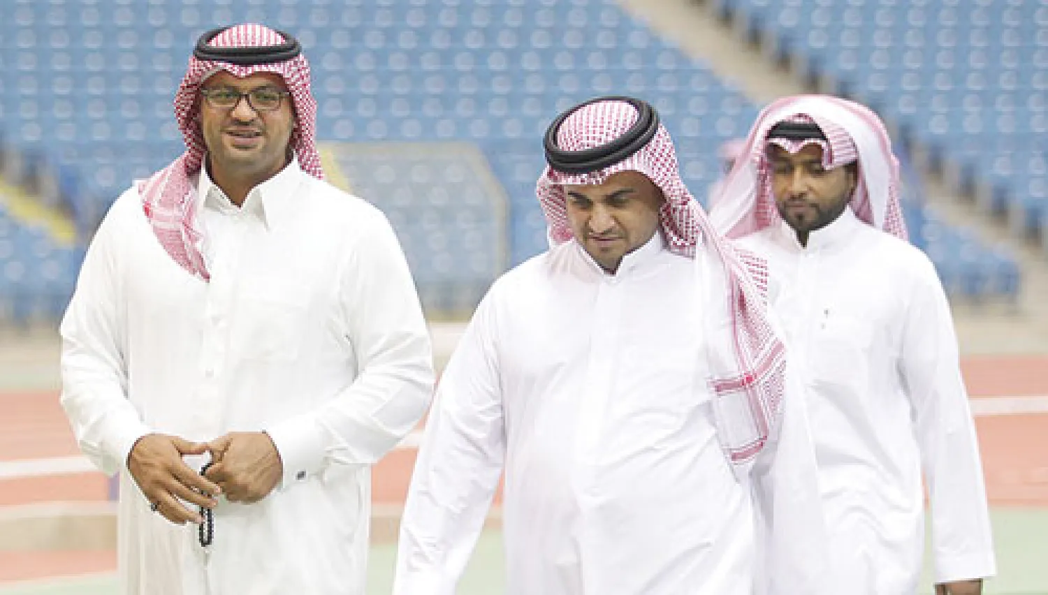 خالد البلطان رئيس الشباب وإلى جانبه الأمير فهد بن خالد بن سلطان عضو الشرف على مضمار الملعب قبل المباراة