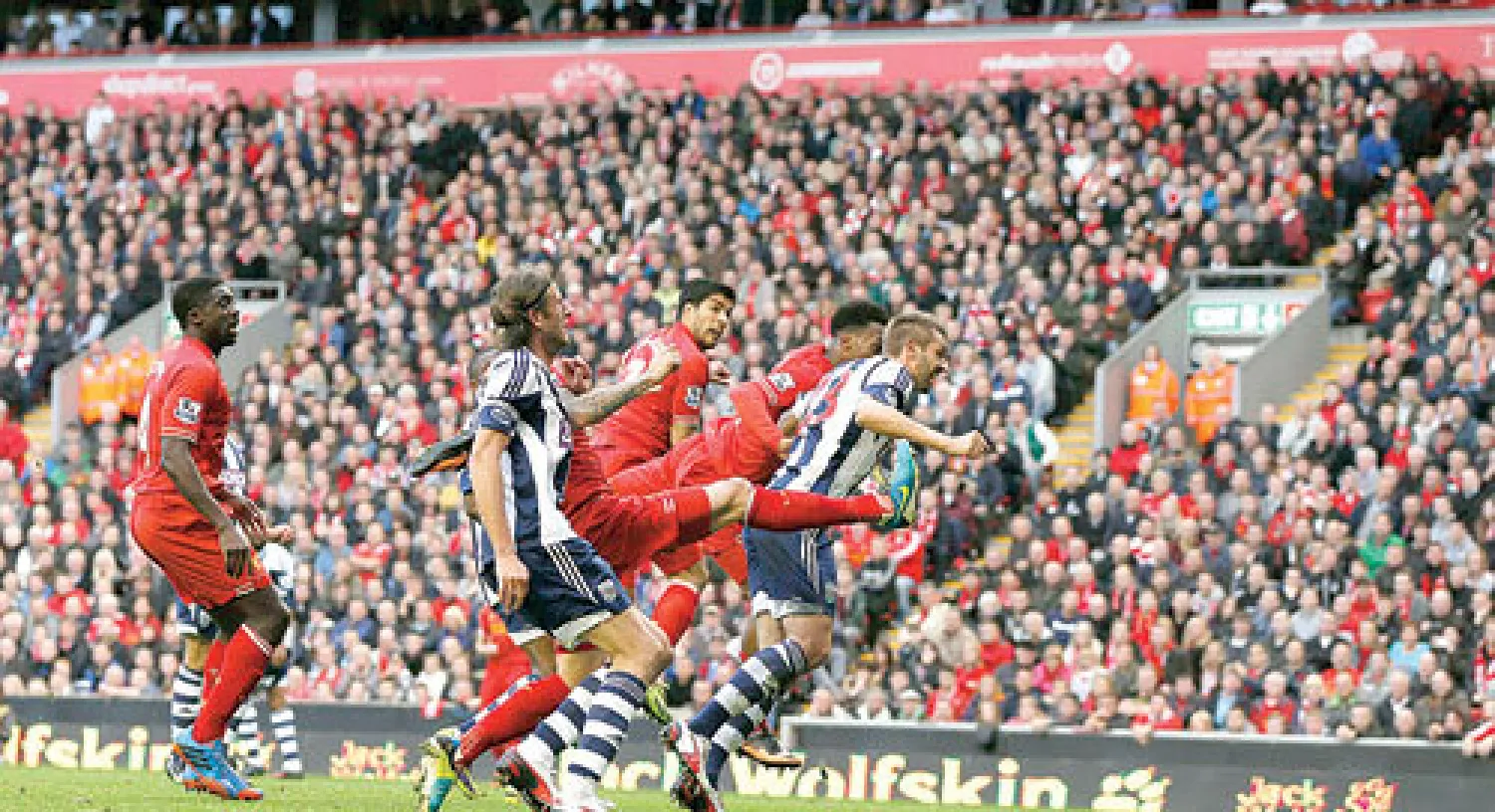 الأوروغواياني سواريز (وسط) يسدد رأسية يكمل بها الـ«هاتريك» الرابع له في الدوري الإنجليزي (رويترز)