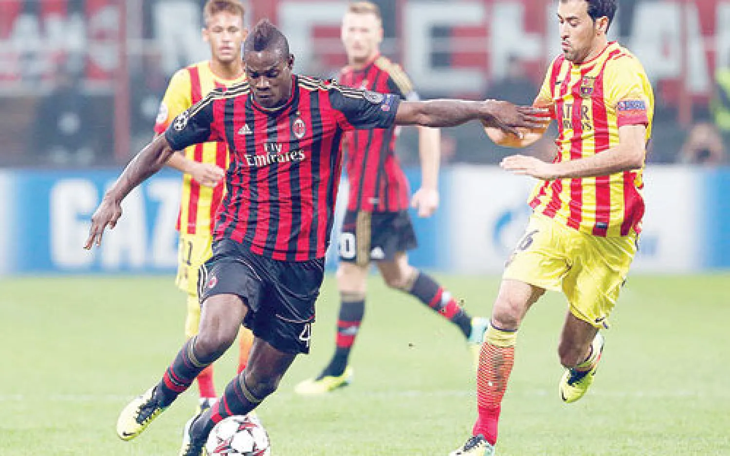 بالوتيللي خلال مشاركته في مباراة الميلان وبرشلونة الأخيرة ضمن دوري الأبطال (رويترز)