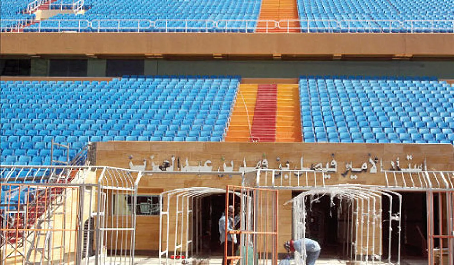 جانب من أعمال الترميم في ملعب الأمير فيصل بن فهد بالرياض (تصوير: سعد العنزي)