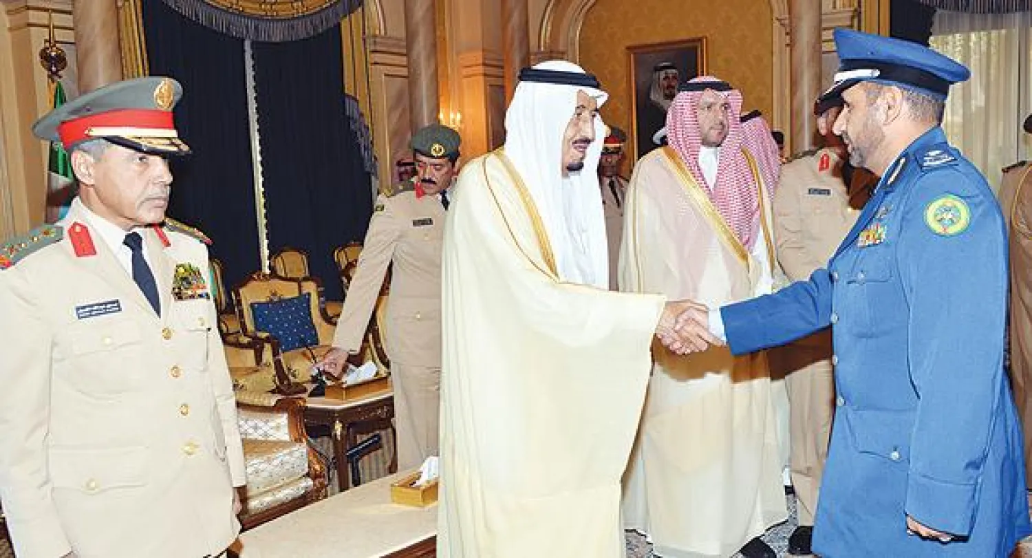 الأمير سلمان خلال استقباله رئيس هيئة الأركان ونائبه وكبار قادة وضباط أفرع القوات المسلحة بالرياض أمس (واس)