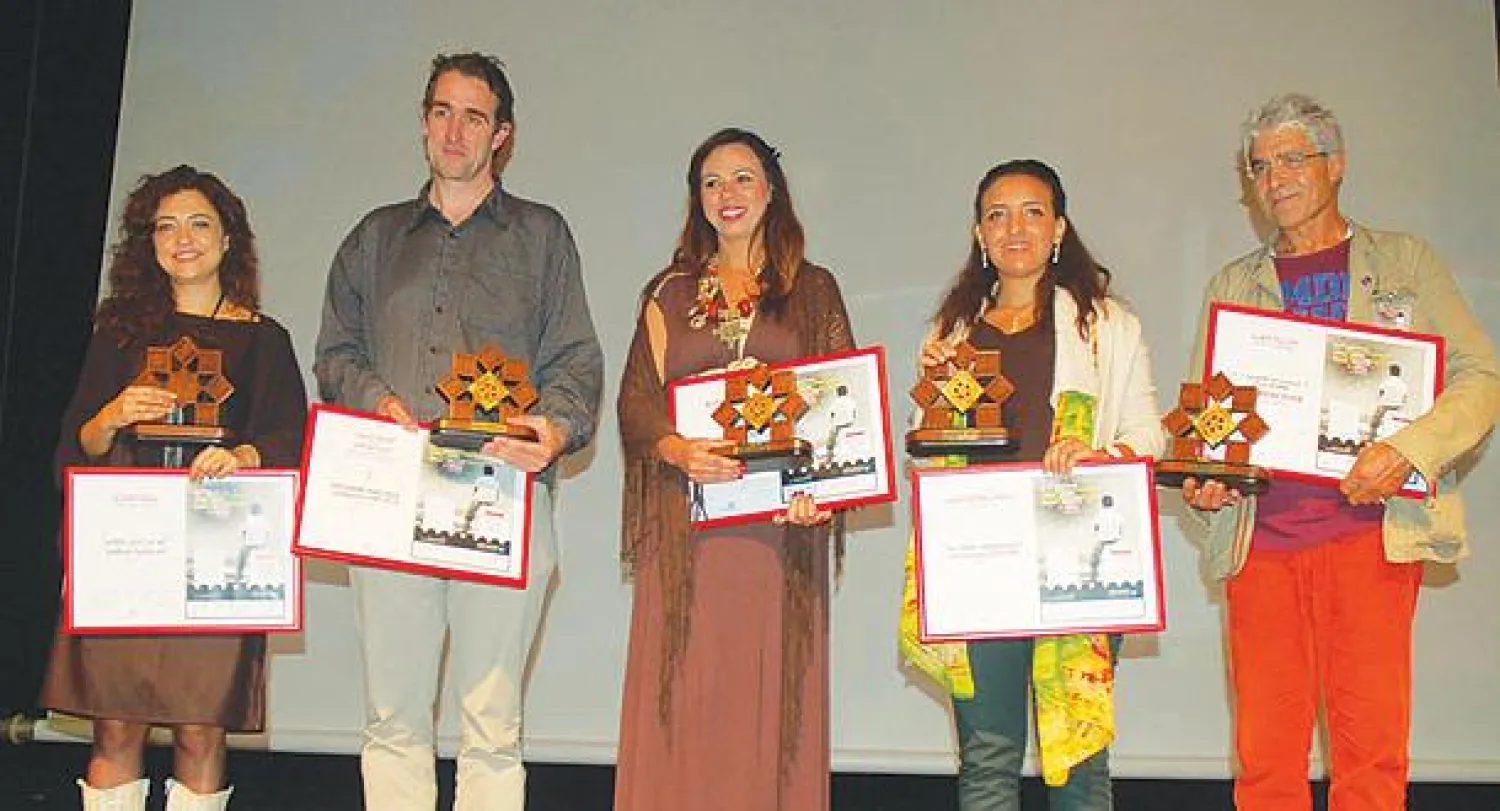 الفائزون بالجوائز الخمس لمهرجان أوروبا– الشرق للفيلم الوثائقي بأصيلة (تصوير: عبد المالك العاقل)