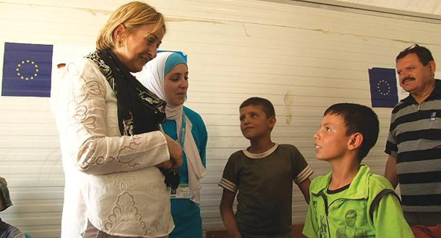 نائبة مدير «اليونيسيف» يوكا براندت خلال لقاء عدد من الأطفال السوريين في الأردن («اليونيسيف»)