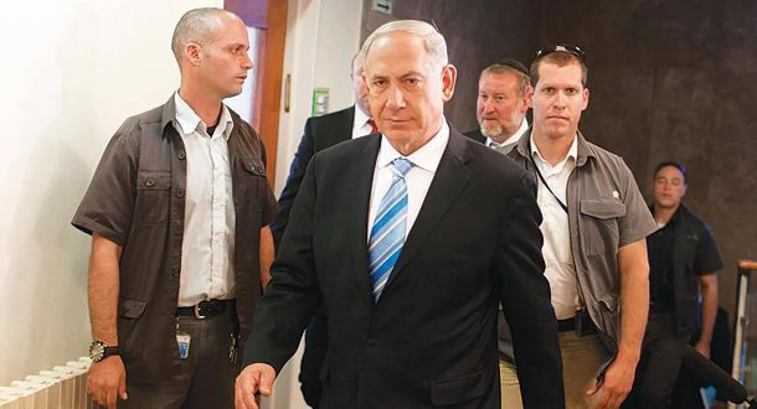 رئيس الوزراء الإسرائيلي بنيامين نتنياهو لدى وصوله إلى اجتماع الحكومة الأسبوعي في القدس أمس (رويترز)