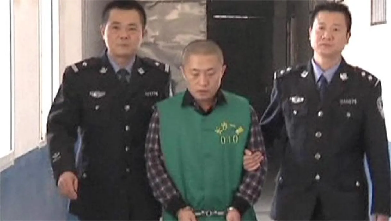 ظهر الصحافي شين يونغ تشو على التلفزيون الحكومي لابسا زي السجن (رويترز)