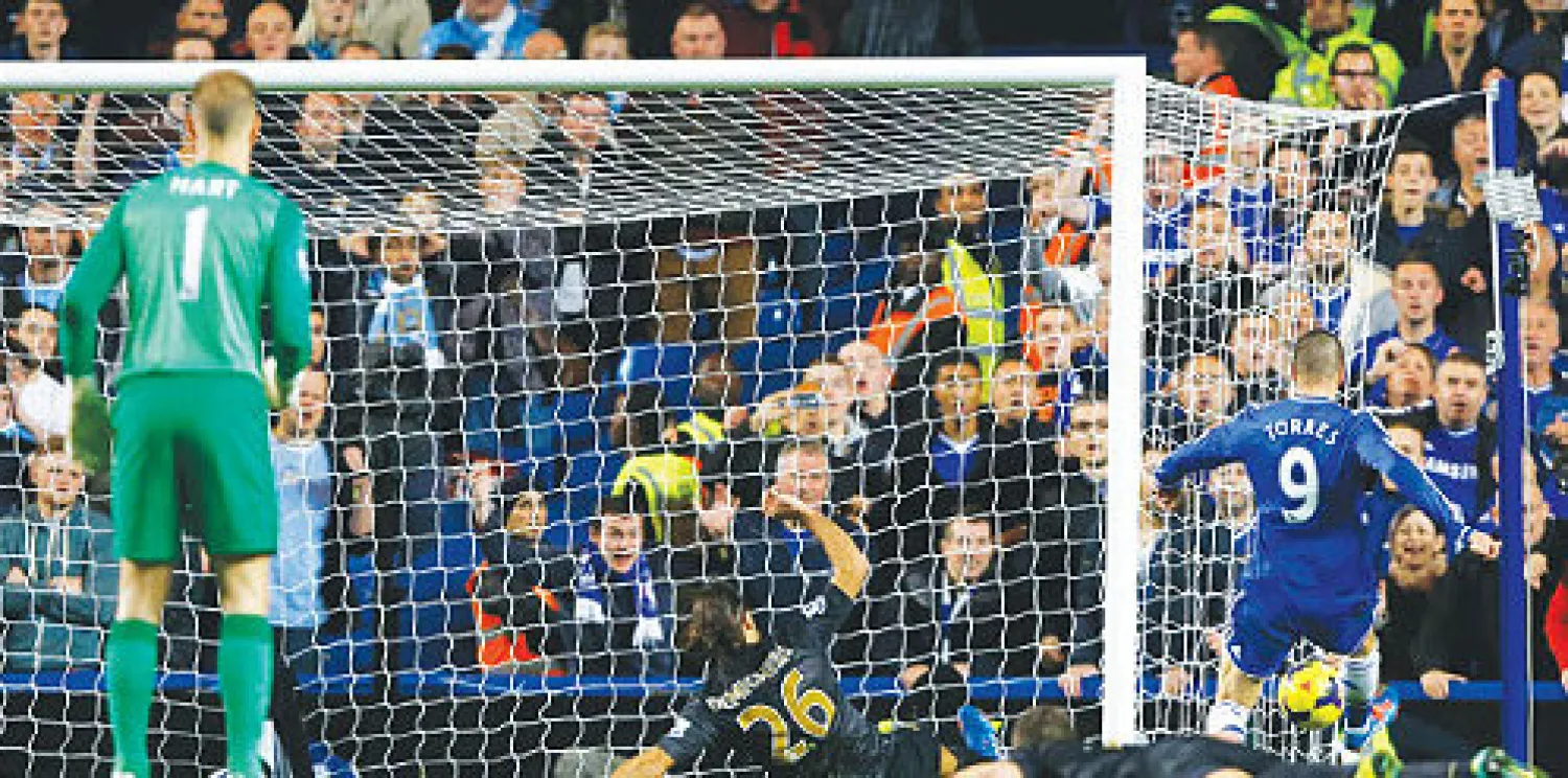 توريس نجم تشيلسي رقم 9 يسجل في شباك سيتي مستغلا الخروج الخاطئ للحارس هارت وارتباك الدفاع (أ.ب)