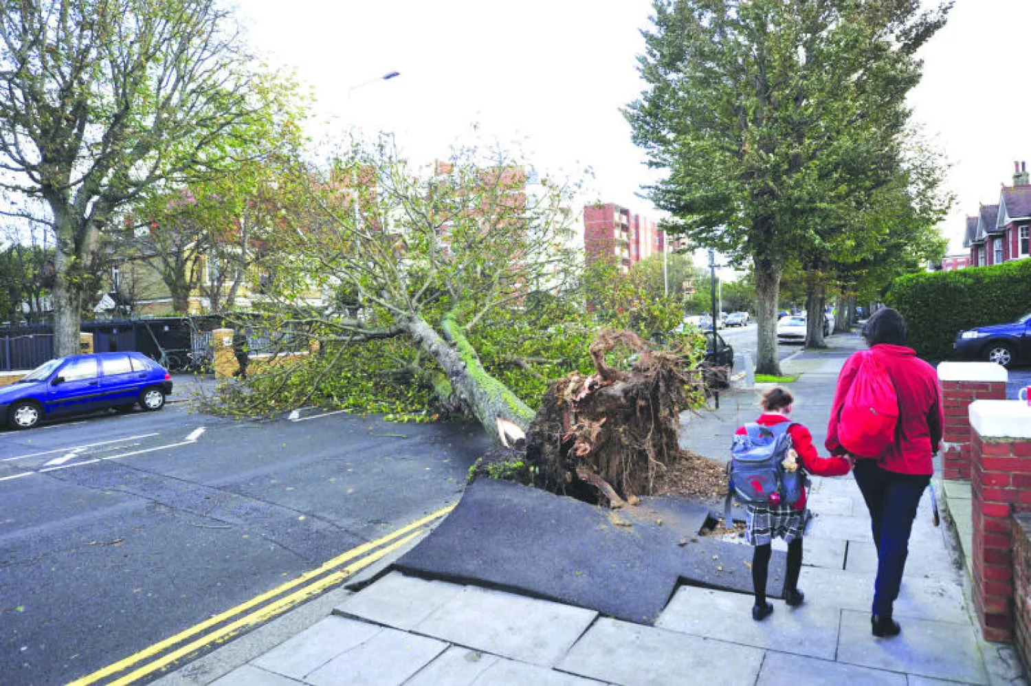 عواصف قوية تضرب إنجلترا وهولندا وفرنسا وتخلف 3 قتلى ومفقودا