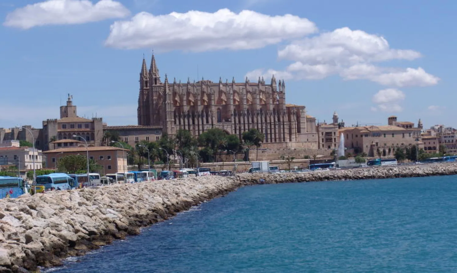 مدينة إسبانية تغرم من يسيرون بملابس البحر في الشوارع