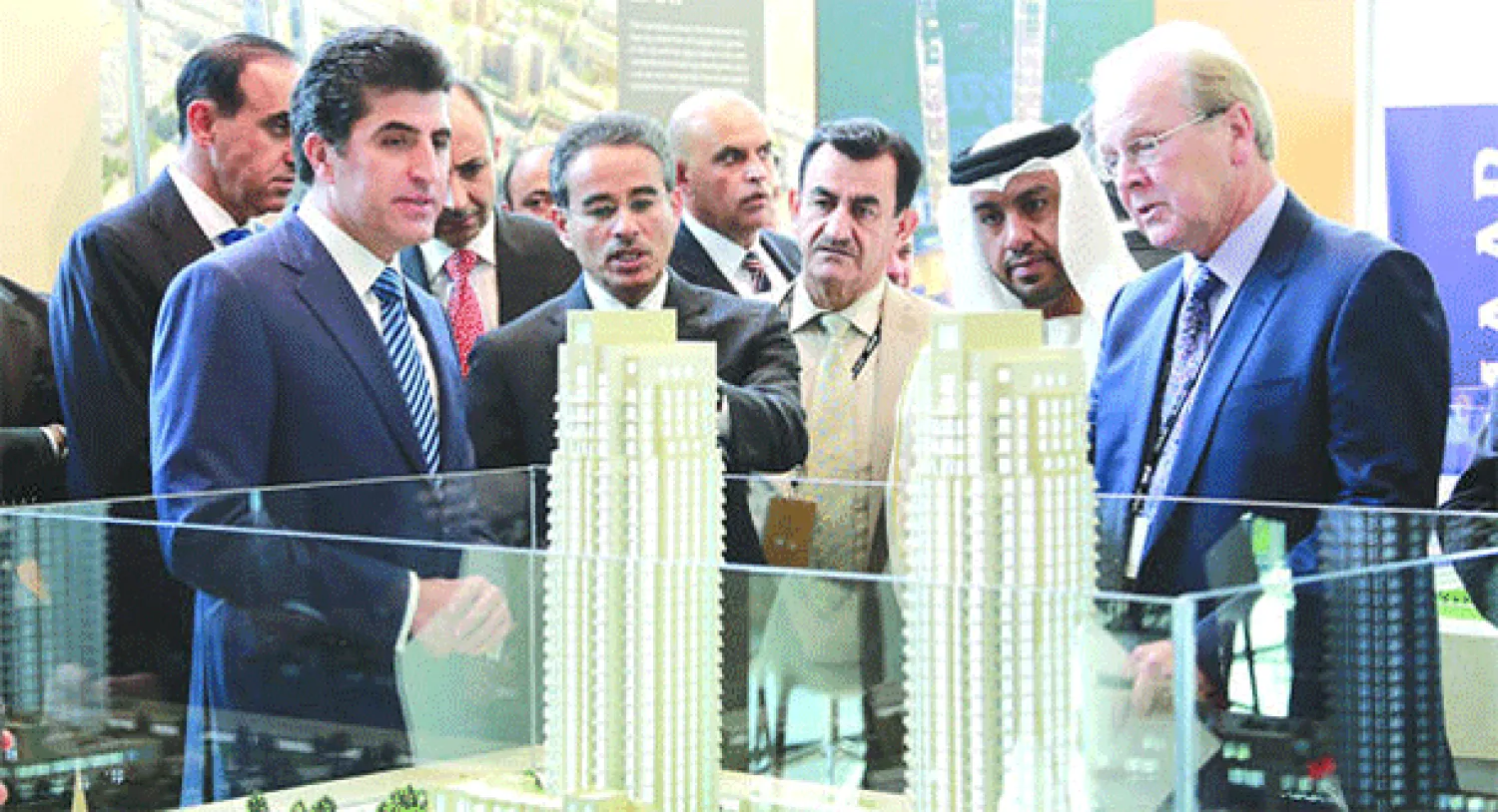 رئيس حكومة إقليم كردستان نيجيرفان بارزاني يستمع إلى شرح لمشروع «داون تاون أربيل» خلال مراسم افتتاحه («الشرق الأوسط»)