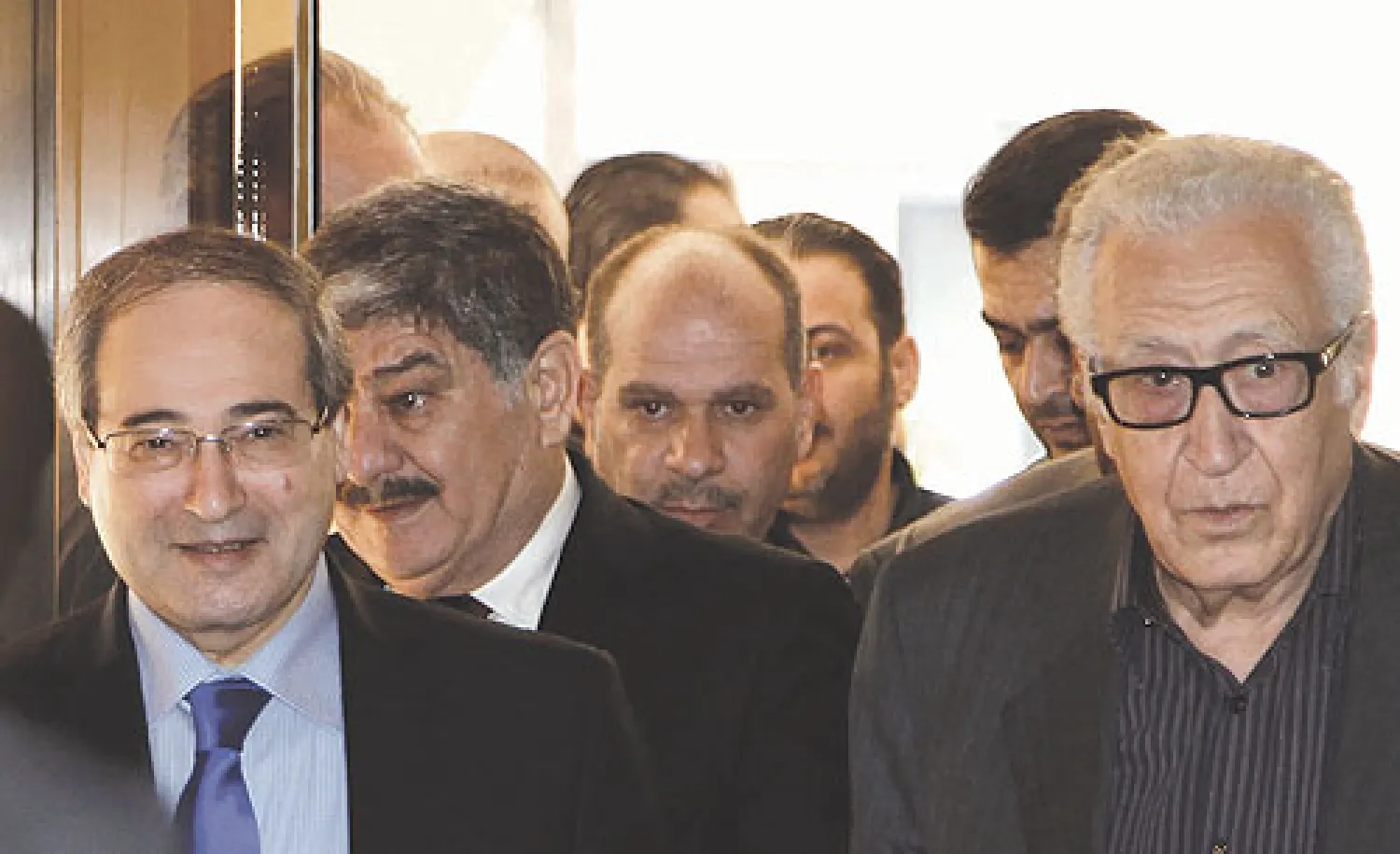 المبعوث الدولي إلى سوريا الأخضر الإبراهيمي برفقة نائب وزير الخارجية السوري فيصل المقداد في دمشق أمس (رويترز)