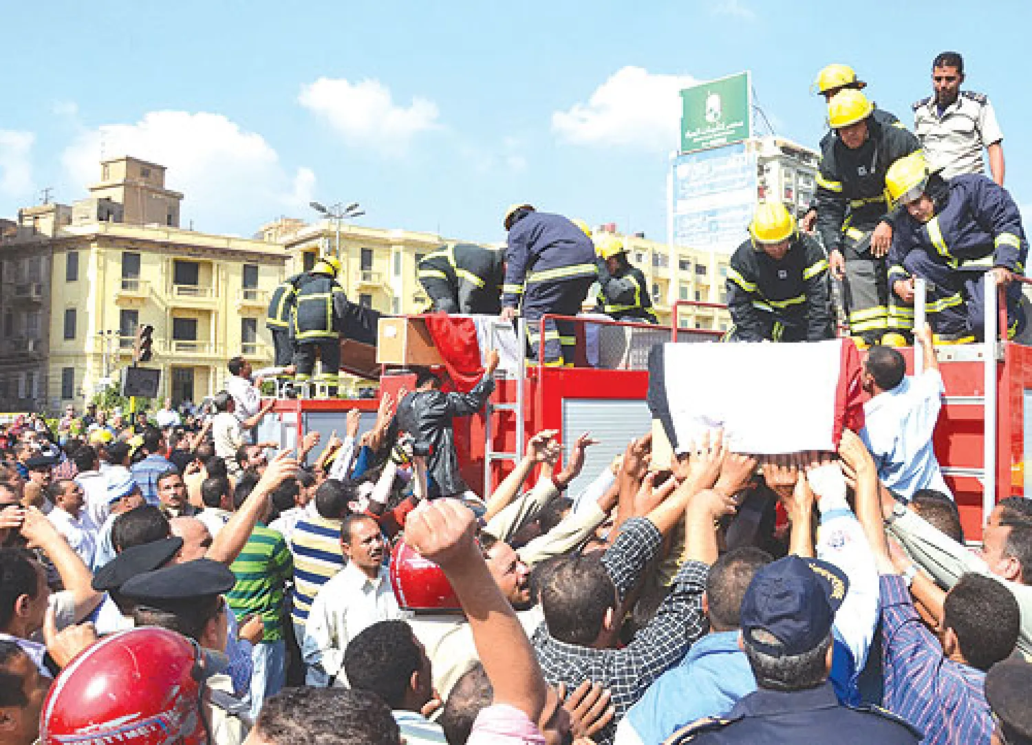 مواطنون وقوات أمن خلال مراسم تشييع جثامين ثلاثة من رجال الشرطة قتلوا في هجوم شنه مسلحون في مدينة المنصورة شمال القاهرة فجر أمس (أ.ف.ب)