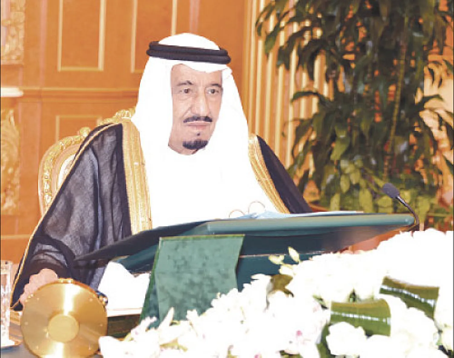 الأمير سلمان لدى ترؤسه جلسة مجلس الوزراء أمس (واس)