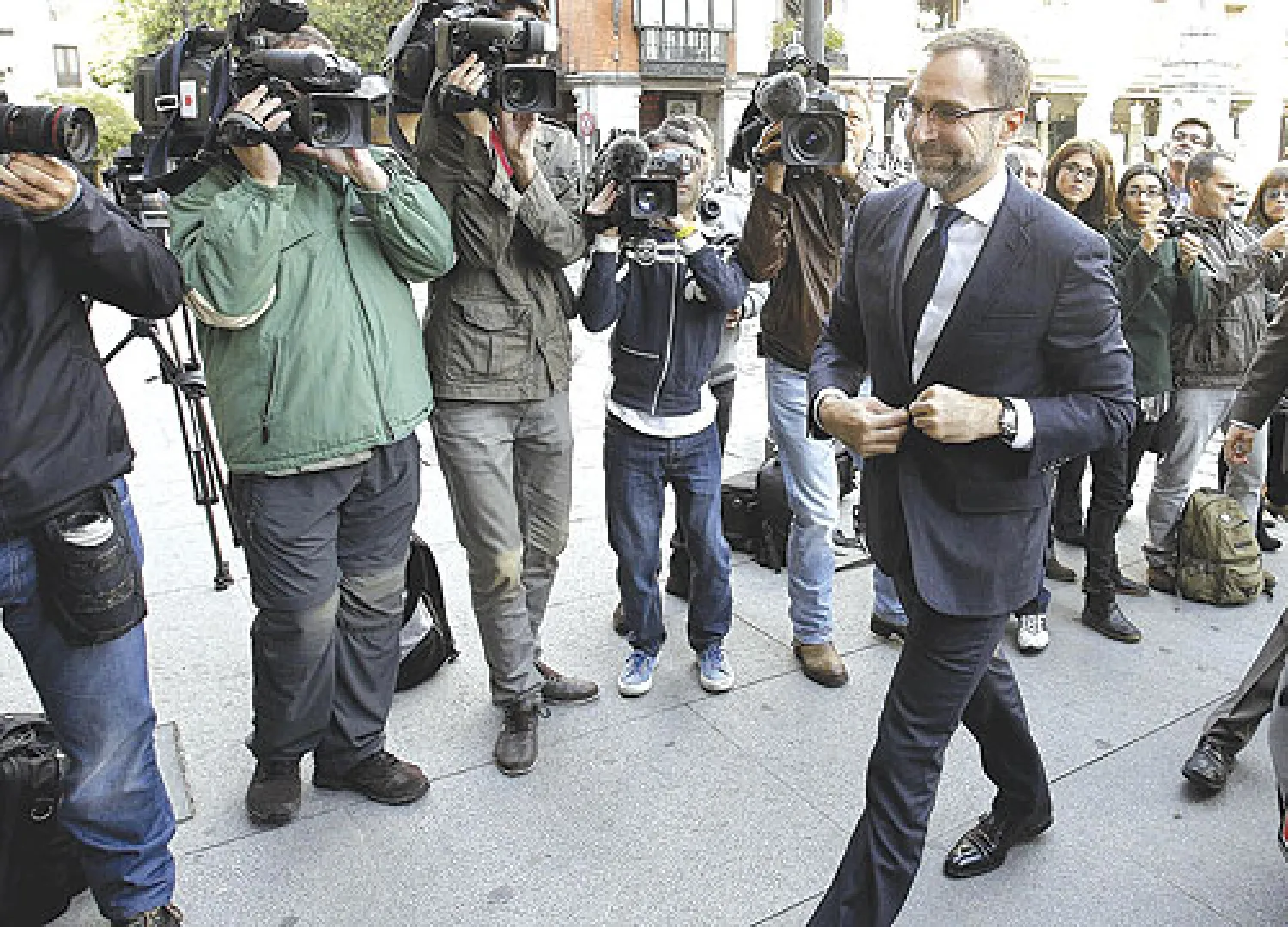 السفير الأميركي لدى إسبانيا جيمس كوستوس لدى وصوله إلى وزارة الخارجية الإسبانية أمس بعد استدعائه للاحتجاج على التنصت (إ.ب.أ)