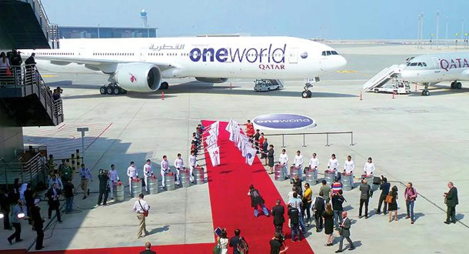 تدشين أول طائرة للخطوط الجوية القطرية تحمل شعار «ون وورلد» أمس («الشرق الأوسط»)