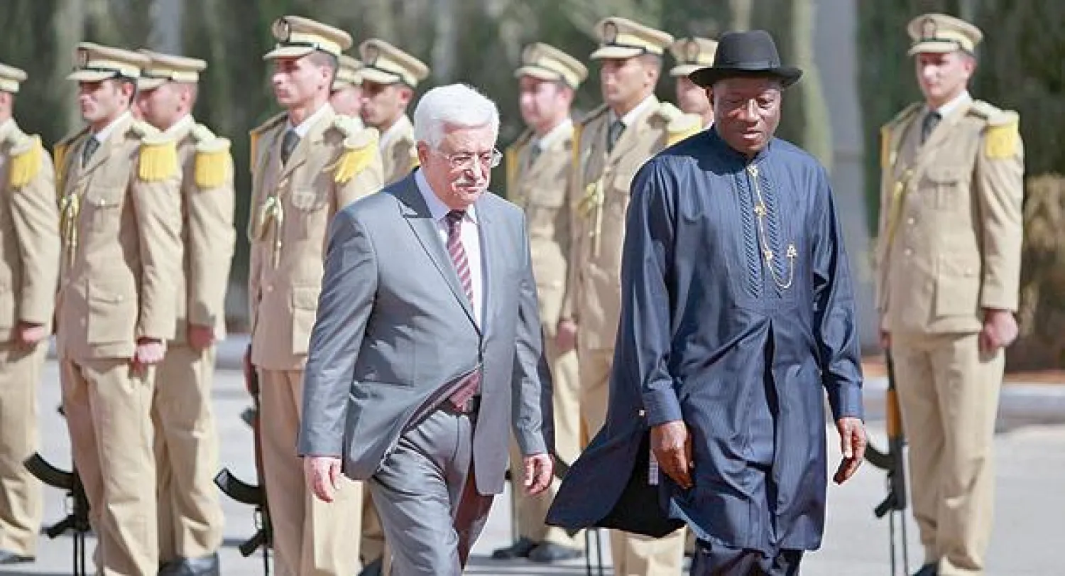 الرئيس الفلسطيني محمود عباس ونظيره النيجيري غودلاك جوناثان يستعرضان حرس الشرف في مقر الرئاسة الفلسطينية في رام الله (أمس)