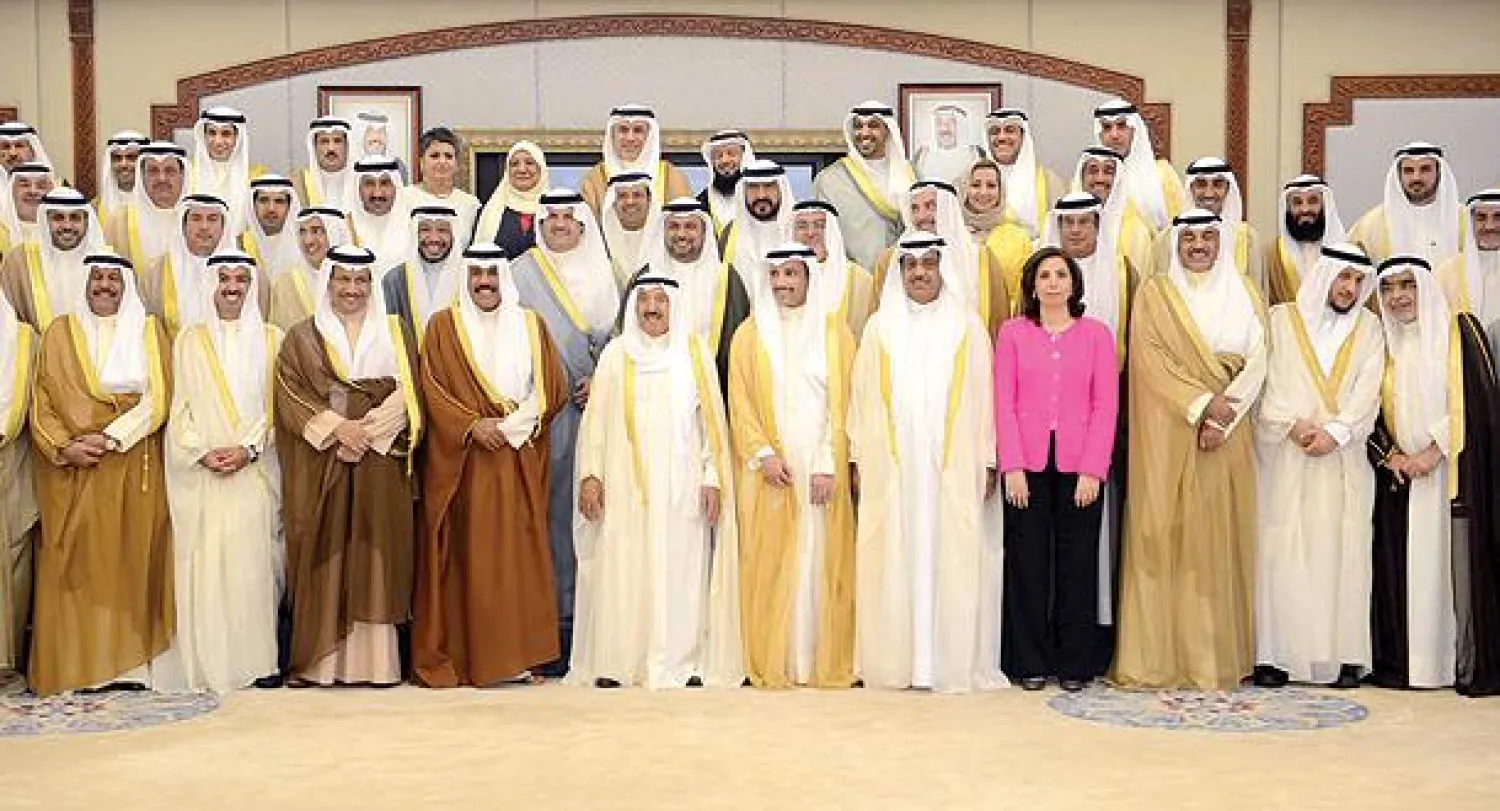 أمير الكويت الشيخ صباح الأحمد مع مجموعة من الوزراء والنواب لدى افتتاح الدورة الثانية للبرلمان الكويتي أمس («الشرق الأوسط»)