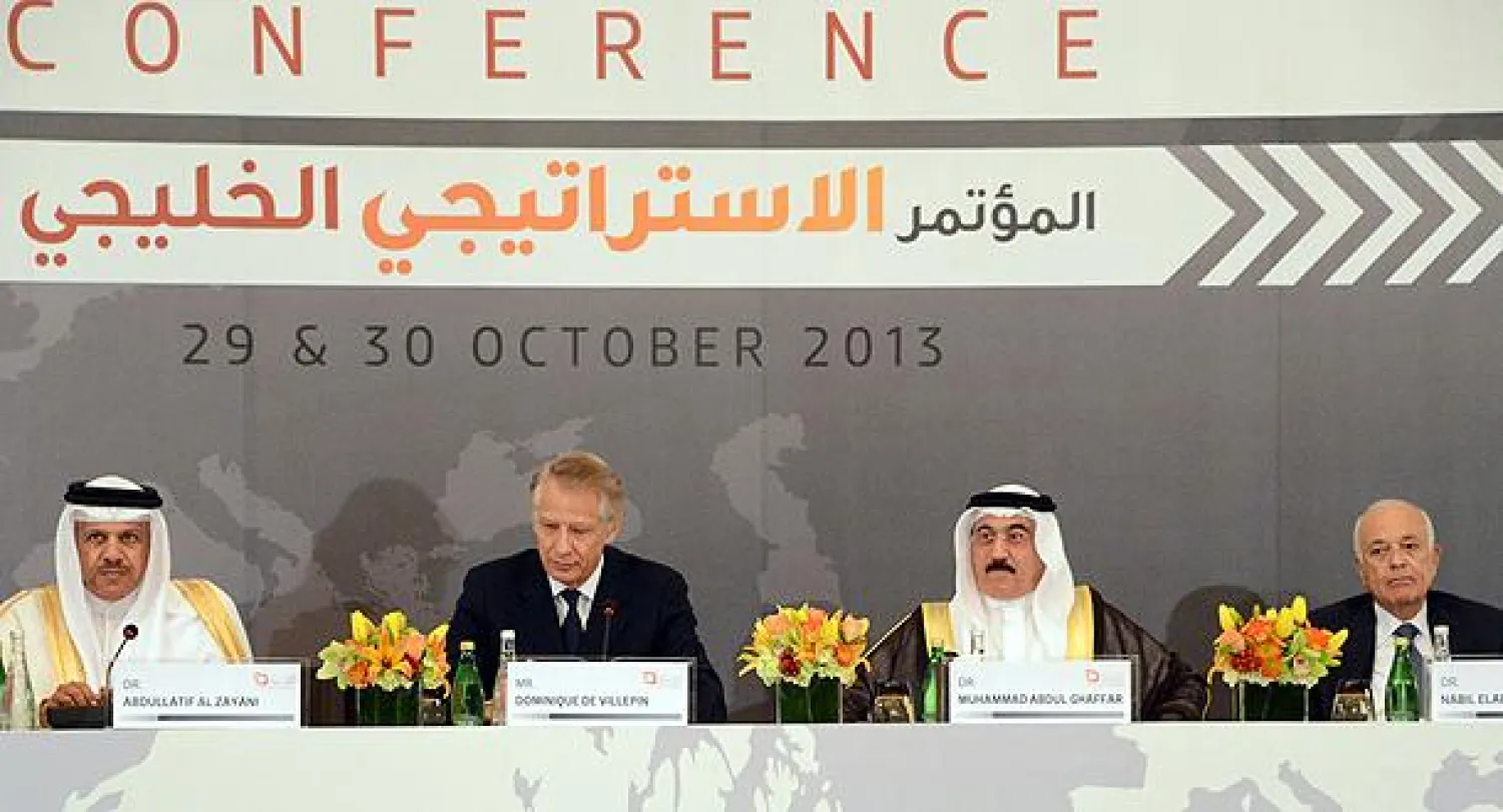 العربي ومستشار ملك البحرين الدكتور محمد عبد الغفار ورئيس وزراء فرنسا السابق دومينيك دو فيليبان والزياني  خلال افتتاح «المؤتمر الاستراتيجي الخليجي» أمس (أ.ف.ب)