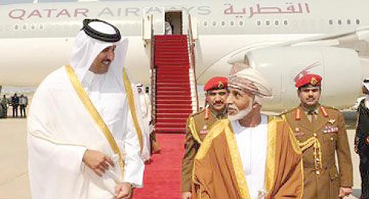 السلطان قابوس بن سعيد لدى استقباله الشيخ تميم بن حمد أمس (كونا)