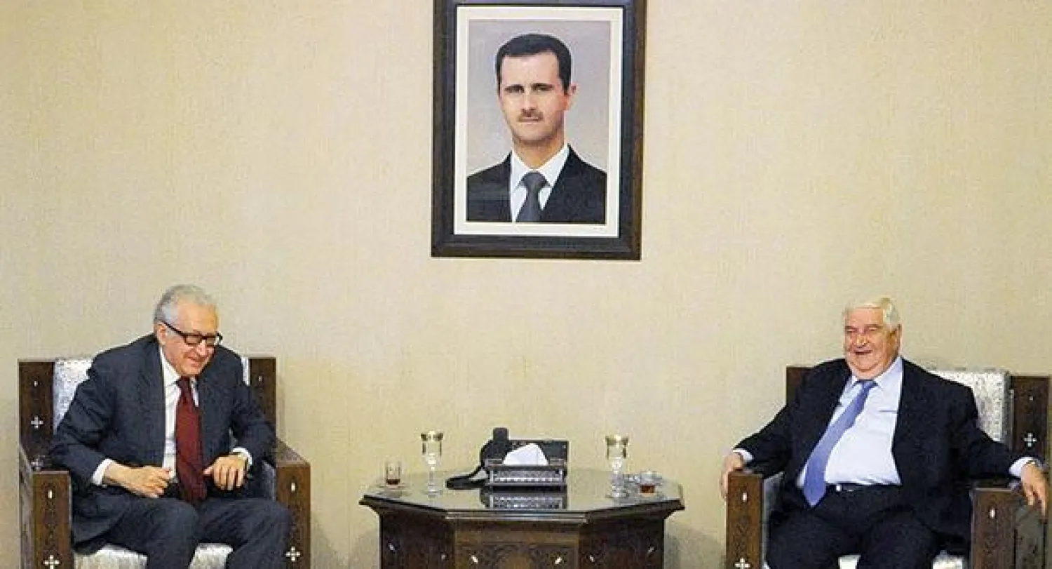 المبعوث الدولي إلى سوريا الأخضر الإبراهيمي ووزير الخارجية السوري وليد المعلم لدى لقائهما في دمشق أمس (أ.ب)