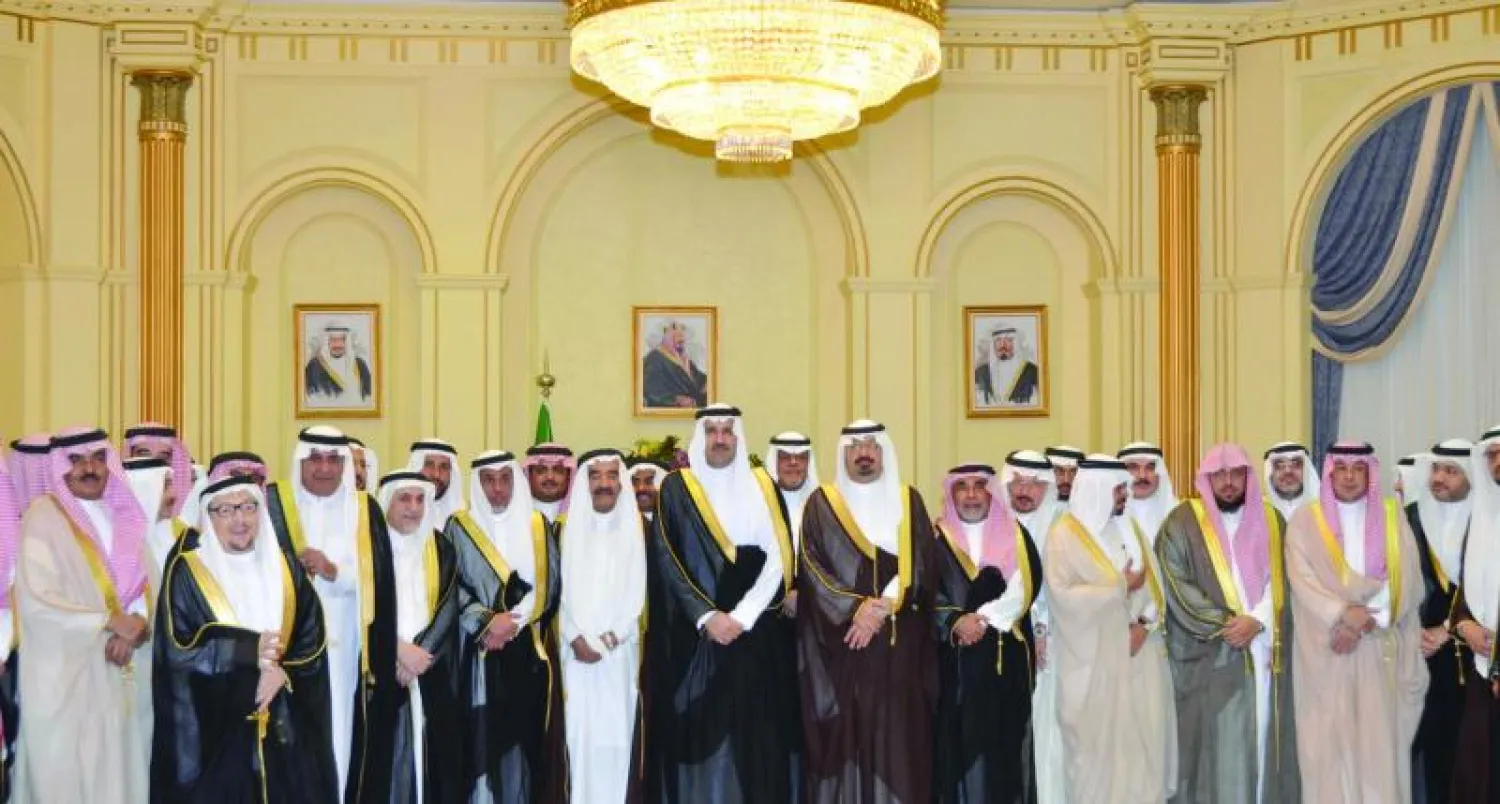 الأمير فيصل بن سلمان لدى استقباله أعضاء مجلس المنطقة الجدد (واس)