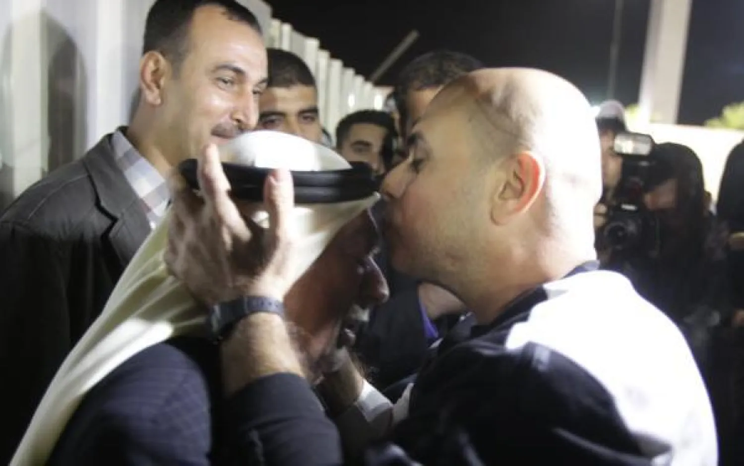 أهالي «الأسرى المحررين» يستقبلون أولادهم بدموع الفرحة والحرقة