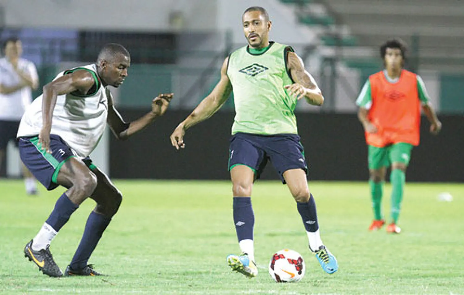 فيكتور سيموس وأسامه هوساوي خلال التدريبات الأخيرة للأهلي