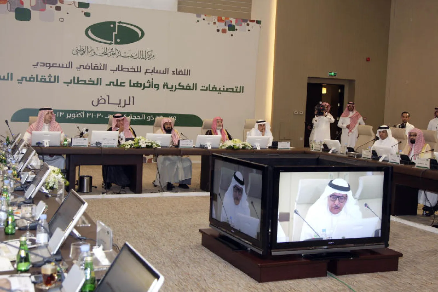 مفكرون وأكاديميون يتبادلون تهمة إذكاء «التصنيف الفكري» في المجتمع السعودي