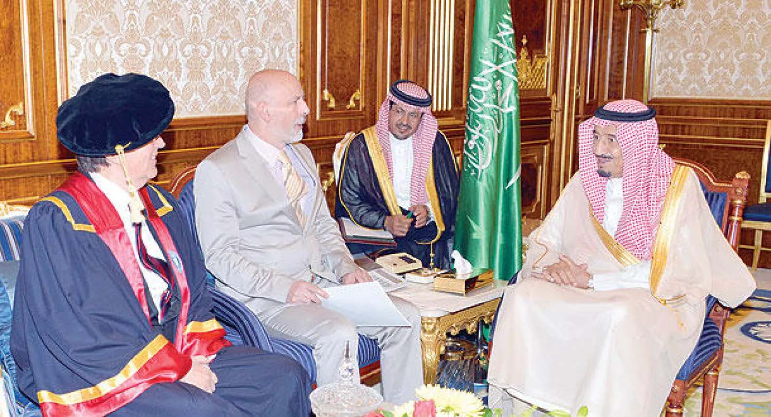 الأمير سلمان خلال تسلمه شهادة الدكتوراه الفخرية من جامعة سراييفو للعلوم والتقنية أمس (واس)