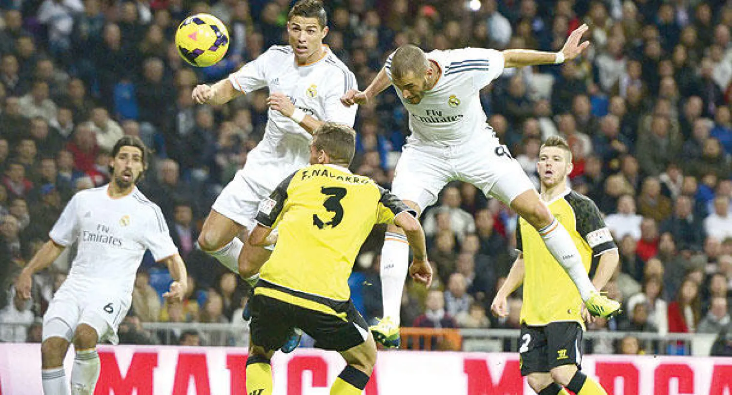 بنزيمة (أعلى إلى اليمين) يختتم مهرجان أهداف الريال بضربة رأسية (أ.ف.ب)
