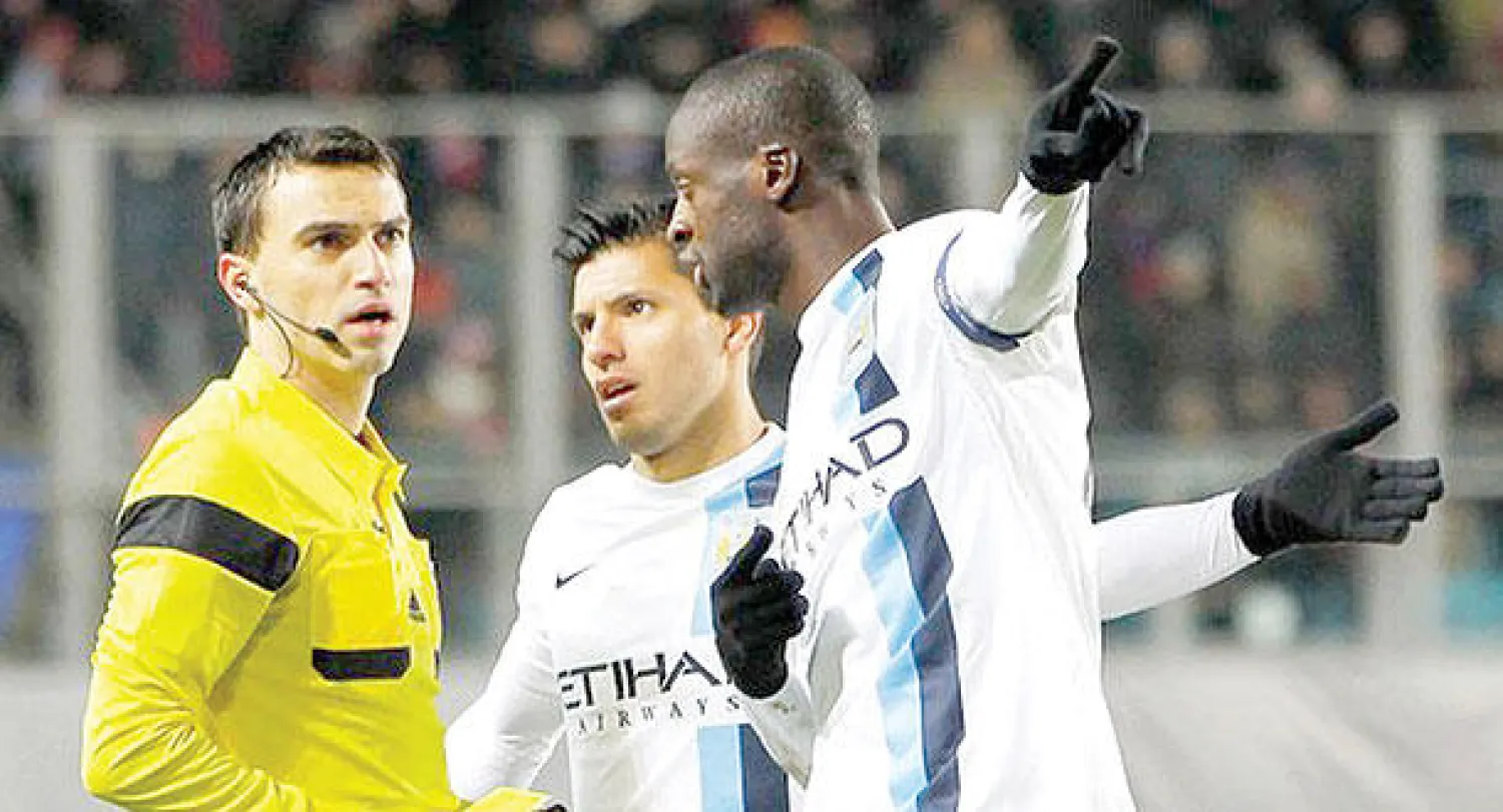 توريه يلفت نظر الحكم إلى الهتافات العنصرية ضده