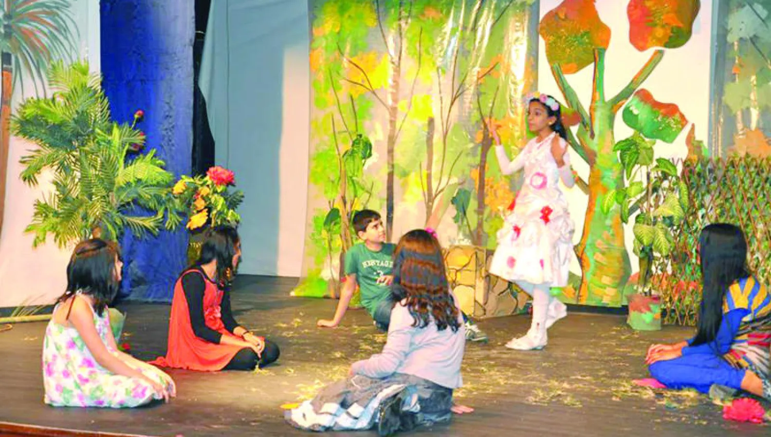 أطفال عراقيون يتفاعلون مع مسرحيات تدعو لتحدي الإرهاب ومحاربة «الأشرار»