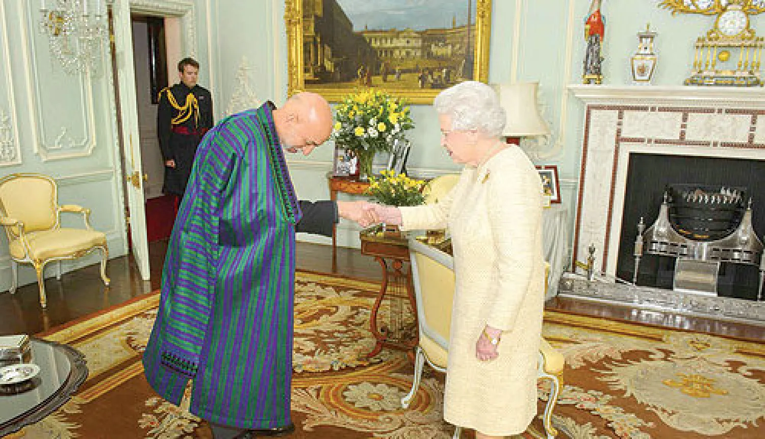الملكة إليزابيث تستقبل الرئيس الأفغاني حميد كرزاي في قصر باكنغهام أمس (رويترز)