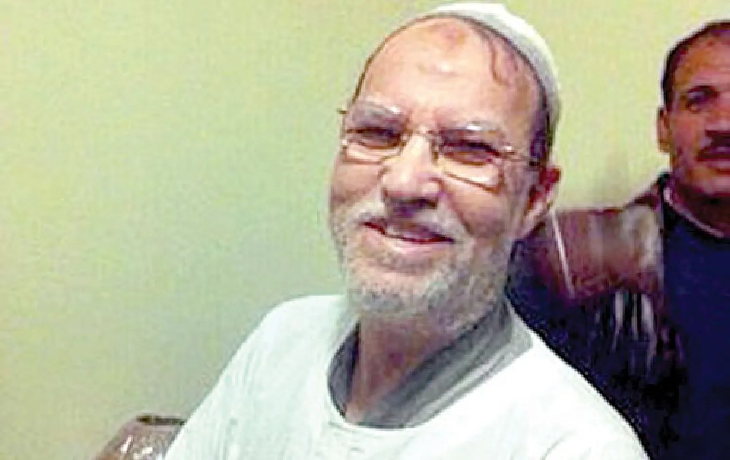 صورة نشرها الحساب الرسمي لوزارة الداخلية عقب القبض على القيادي الإخواني عصام العريان أمس (أ.ب)