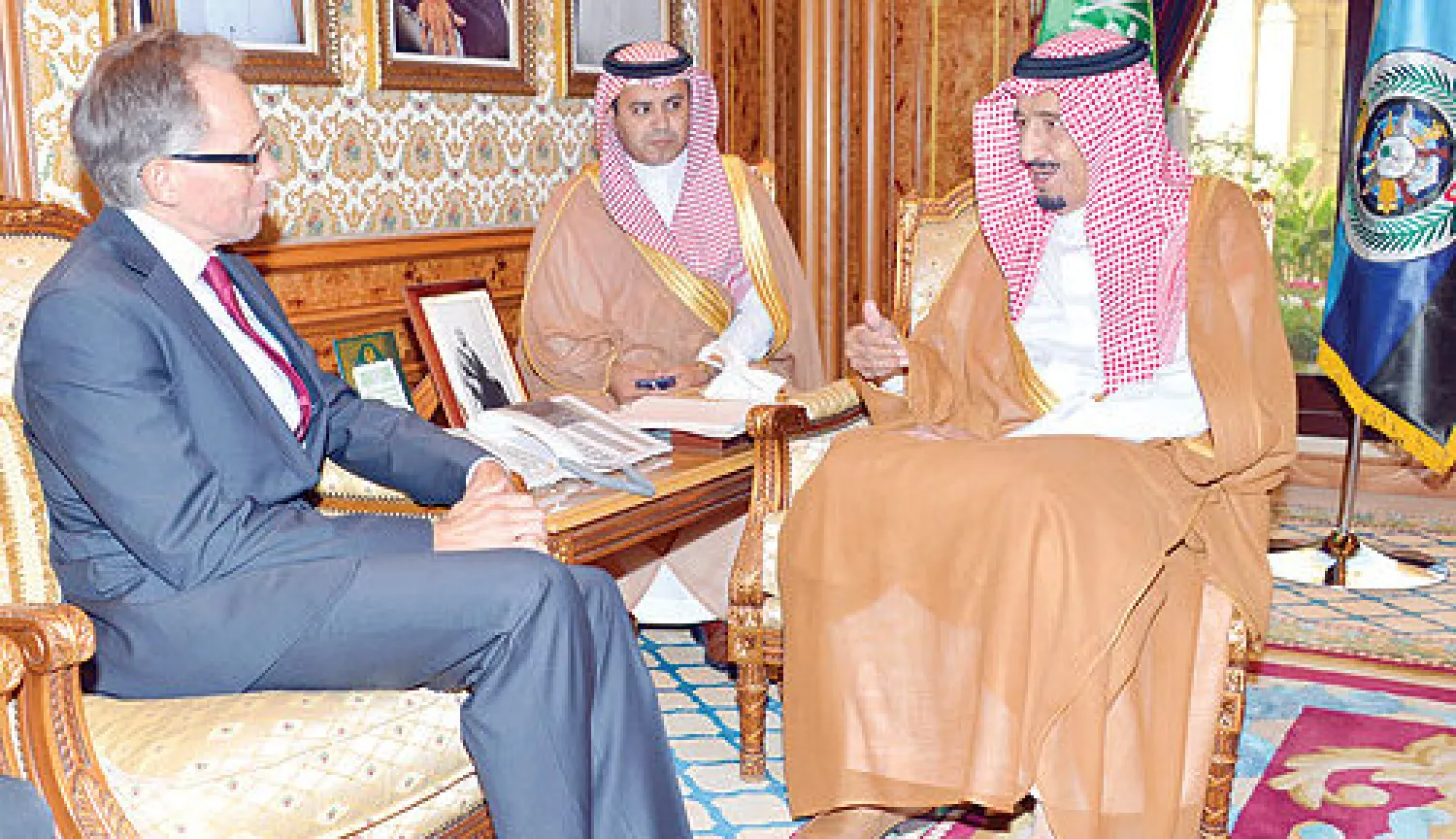 الأمير سلمان بن عبد العزيز خلال لقائه السفير الأسترالي في المعذر أمس (واس)