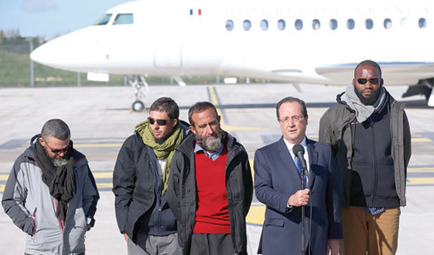 الرئيس الفرنسي فرنسوا هولاند يلقي كلمة لدى استقباله الرهائن الفرنسيين الأربع في أحد المطارات العسكرية الفرنسية أمس (أ. ف. ب)