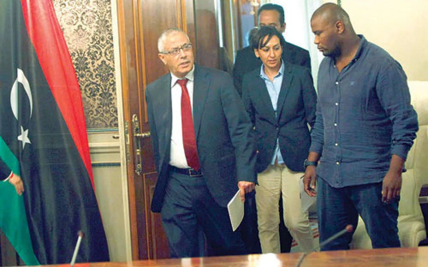 رئيس الحكومة الليبية علي زيدان لدى وصوله لعقد مؤتمر صحافي في رئاسة الحكومة أمس (رويترز)