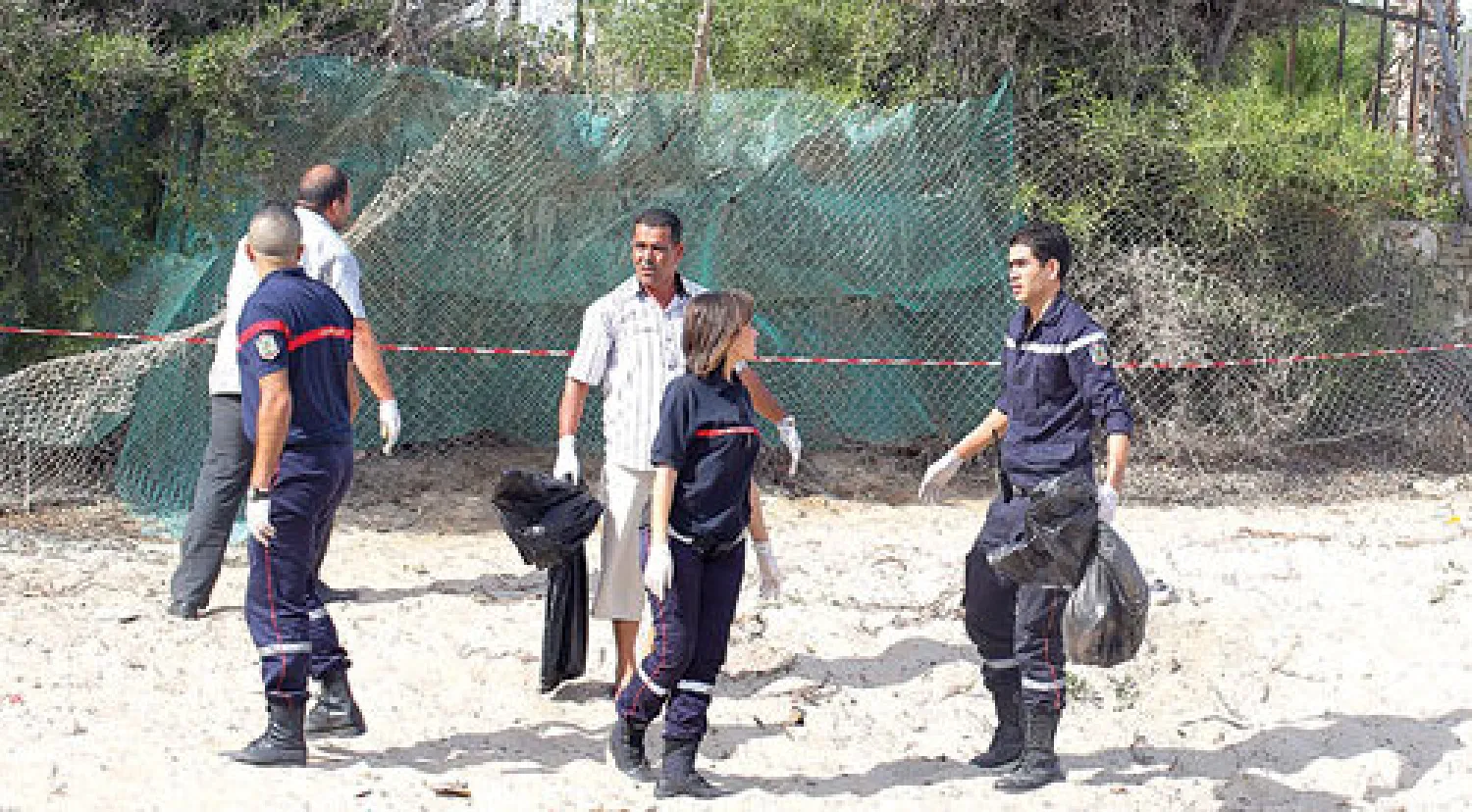 عناصر من الشرطة التونسية يفتشون المكان الذي فجر فيه الانتحاري نفسه في مدينة سوسة أمس (إ.ب.أ)