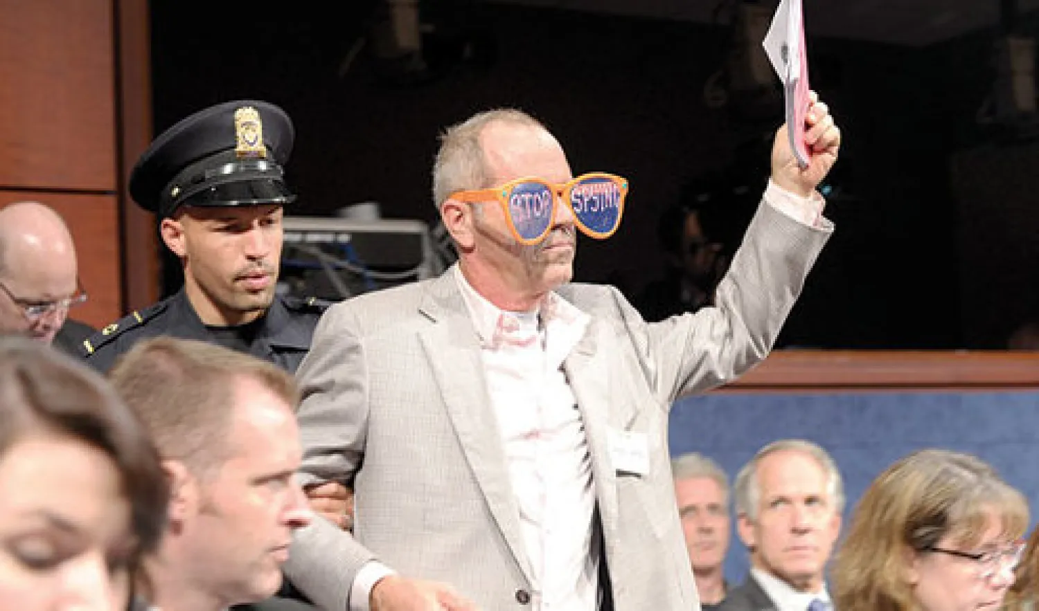 رجل يبدي اعتراضه على التجسس قبل إخراجه من القاعة خلال جلسة استماع بلجنة الاستخبارات التابعة لمجلس النواب في واشنطن مساء أول من أمس (أ.ب)