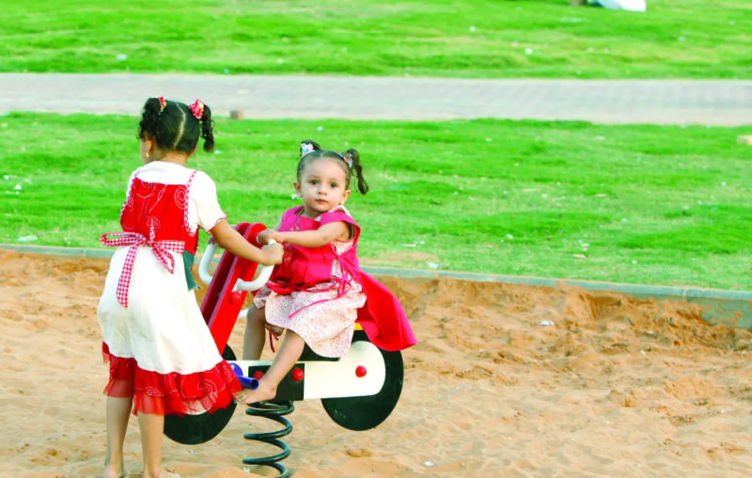 طفلتان تلعبان في حديقة عامة وسط العاصمة الرياض («الشرق الأوسط»)