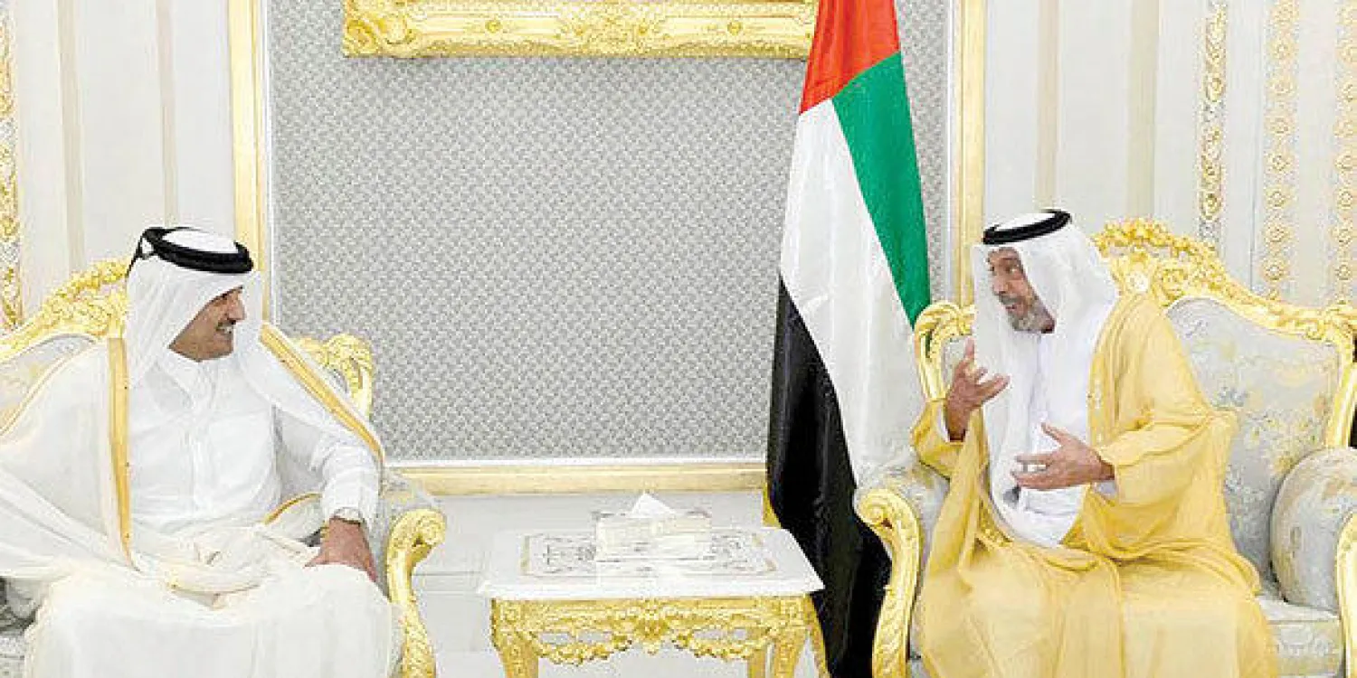 الشيخ خليفة بن زايد والشيخ تميم بن حمد خلال اللقاء الذي جمعهما أمس في العاصمة الإماراتية أبوظبي («الشرق الأوسط»)