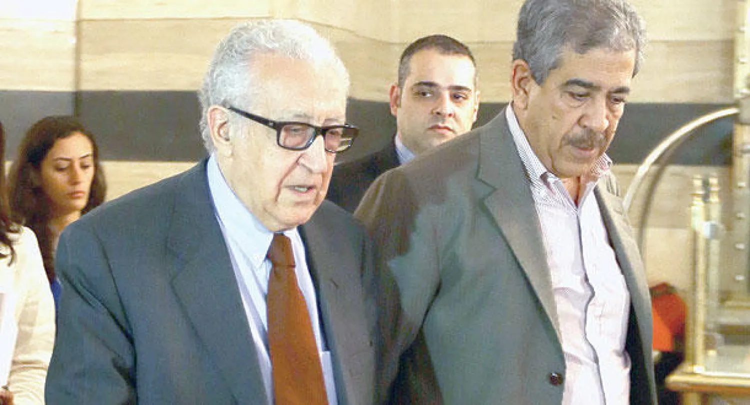 الأخضر الإبراهيمي أثناء مغادرته الفندق في دمشق أمس (أ.ف.ب)